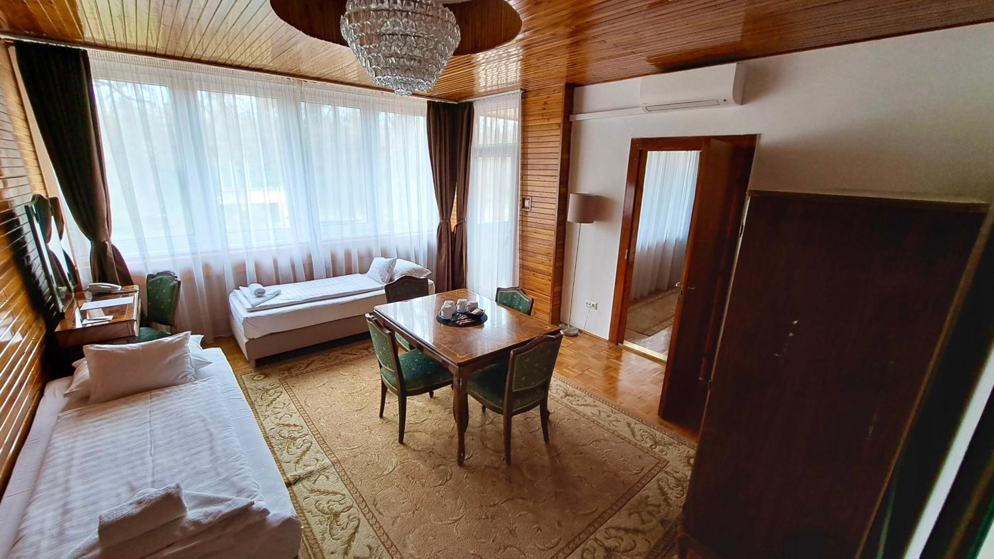 Ozoon Hotel Ньїредьгаза Екстер'єр фото